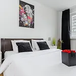 Lumina 3 Bedrooms Near The Zahodnia *
